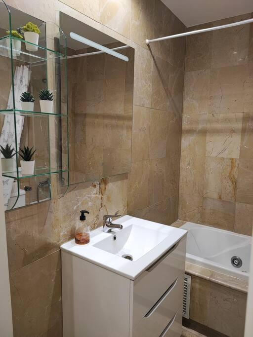 Appartement 1st Line Of The Beach, La Rada Beach! Ac,wifi,terrace, Private Parking
